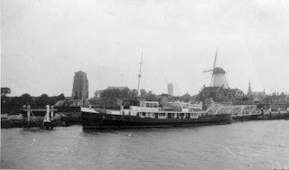 Veerboot Ooster-Schelde bij aanlegsteiger 't Luitje in de haven van Zierikzee, 1935-1940.