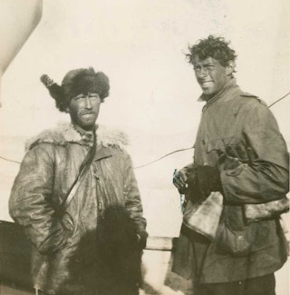 Twee door de zon gebruinde mannen poseren voor de foto. Zij dragen dikke jassen.