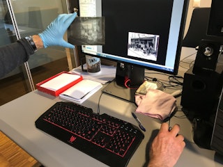 Vrijwilligers Zeeuws Archief scannen en beschrijven afbeeldingen ten behoeve van de beeldbank, 2019. Foto: A. van Waarden-Koets