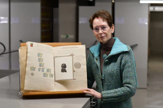 Anneke in depot 3 met het dagboek van Brouwer