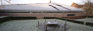 zonnepanelen op het schuine dak van het archief