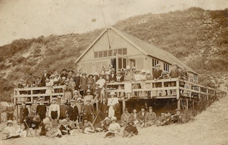 Een schoolklas staat bij de strandtent van Piet Telle in Renesse.