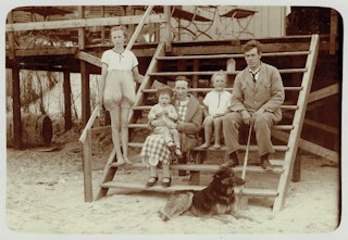 Het gezin Telle zittend op de trap van de strandtent in 1926.