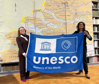 Twee mensen houden een vlag omhoog