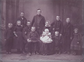 Foto van het gezin van Michiel Beerens (1861-1917) en Pieternella Maria Koole (1869-1935) uit Zeeuws-Vlaanderen, ca 1905/6. Zeeuws Archief, Genealogisch Centrum Zeeland, Fotocollectie, nr 3322.