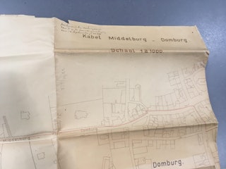 Kaart van de stad Domburg met rode lijn, die de telefoonkabel voorstelt.