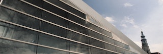 Glazen gevelwand van het moderne Zeeuws Archief-gebouw