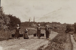 Vrouwen met juk op de Breeweg bij Koudekerke, op de achtergrond Middelburg.