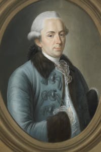 Portret van een man met een wit bepoederde pruik die een blauwe jas met bontkraag draagt.