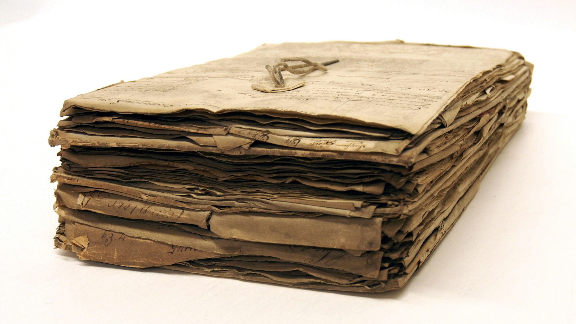 Papieren bijeengehouden door een touw of lias, die dwars door de pagina's heen is gestoken.