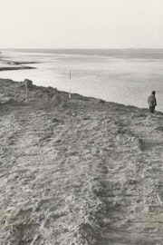 De dijk bij Hoofdplaat wordt met behulp van vrachtwagens, bulldozers en een dragline gerepareerd, circa 1973