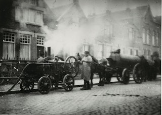 zwart-witfoto van legen van riolering aan de Noordweg in Middelburg.
