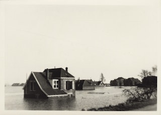 Huizen die tot de dakrand toe onder water staan.