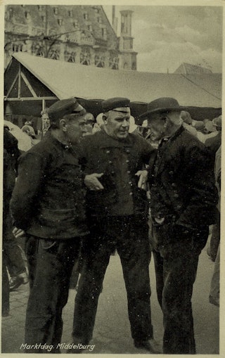 Drie mannen in Westkapelse klederdracht