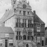 zwart-witfoto met stadhuis van Brouwershaven.