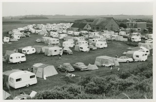 Camping met tientallen witte caravans.