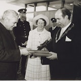 Ontvangst van de Minister van Binnenlandse Zaken W.J. Geertsema door burgemeester J.C. Aschoff en diens echtgenote tijdens de opening van het nieuwe stadhuis te Terneuzen