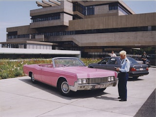 stadhuis Terneuzen, met roze auto en politie-agent op voorgrond