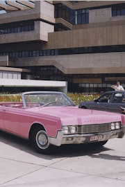 stadhuis Terneuzen, met roze auto en politie-agent op voorgrond
