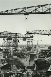 Grote torenkranen op de scheepswerf in Vlissingen.