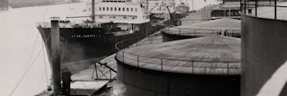 zwart-witfoto van tanker in de Vlissingse haven.
