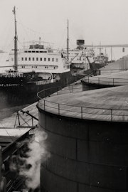 zwart-witfoto van tanker in de Vlissingse haven.