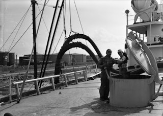 zwart-witfoto aan boord van een tanker.