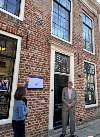 Marjolein van Leeuwen en Jos Otten onthullen de gevelsteen