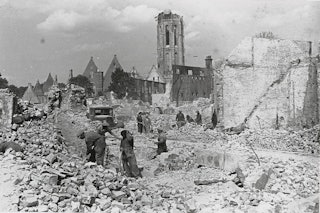 verwoest abdijplein in 1940