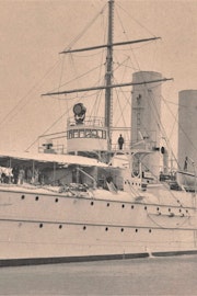 Stoomschip met twee masten gezien vanaf de boeg.