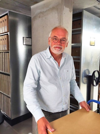 Archivaris Ad Tramper in een archiefdepot