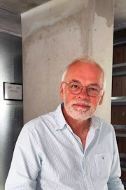 Archivaris Ad Tramper in een archiefdepot