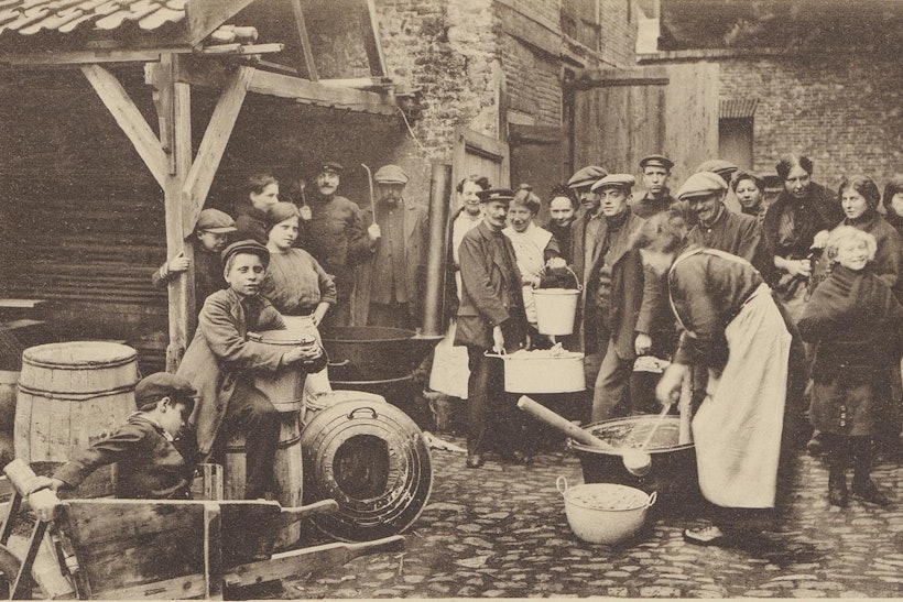 Belgische vluchtelingen koken hun eigen maaltijd in Middelburg. Zelandia Illustrata III 403