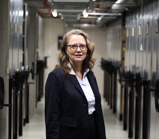 Anya Luscombe in het depot van het Zeeuws Archief.