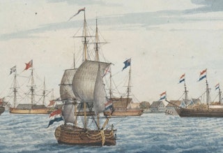 Zeilschip met drie masten en gebold zeilen voor een kust waar veel schepen zijn afgemeerd.