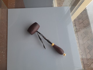 kapot geslagen voorzittershamer van de vm. gemeente Serooskerke.