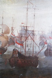 Detail uit het schilderij ‘Schepen op de rede van Veere, 1651’ van het schip met nr 10: het fluitschip De Posthoorn, ook genaamd de Trouwe. Schipper is Adriaan Thijsen. Zijn schip wordt omschreven als ‘een fluijt met 2 deks bak en galjoen’. De kiel meet 110 voet en het schip kan ‘150 last’ of ‘16 stuk’ vervoeren. De bemanning bestaat uit 22 koppen, waaronder 2 scheepsjongens. Op de achtergrond is de Grote Kerk van Veere te zien. Zeeuws Archief, verzamelingen van de gemeente Veere, inv.nr GV150.