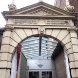 Zandstenen poort uit de 17e eeuw die toegang biedt tot de entree van het Zeeuws Archief in Middelburg.