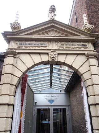 Zandstenen poort uit de 17e eeuw die toegang biedt tot de entree van het Zeeuws Archief in Middelburg.