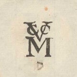 Logo in de stijl van het VOC-logo, met de in elkaar grijpende letters V, C en C, en daaronder een grote letter M.