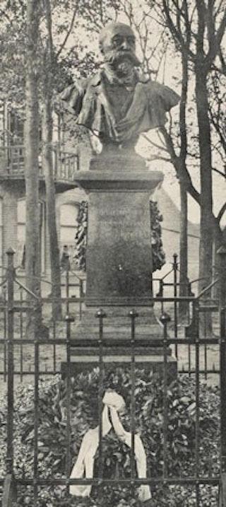 Buste van dr J.G. Mezger op 't Groentje te Domburg. Het beeldhouwwerk van beeldhouwer August Falise (1875-1936) werd 29 september 1910 onthuld. Zeeuws Archief, Zelandia Illustrata Prentbriefkaarten 348