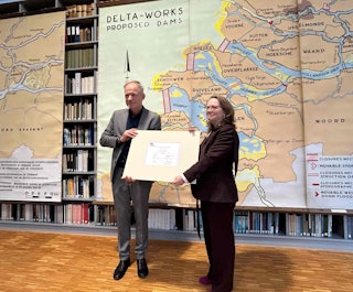 Twee mensen houden een document vast