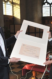 Oude stadhuis, 4 november 2011: Gert Oostindie overhandigt het certificaat van de UNESCO aan Hannie Kool, directeur van het Zeeuws Archief. Sinds mei 2011 staat het archief van de MCC op de werelderfgoedlijst van documentaire werken. Foto: Aart van Belzen.