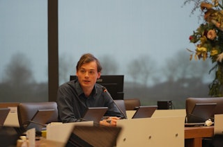 man achter microfoon vertelt.