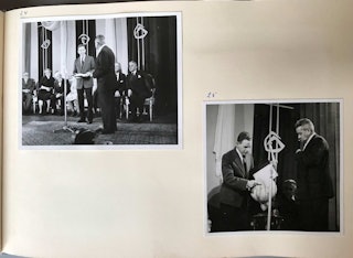 Liggende pagina uit een fotoalbum met twee kleine zwartwitfoto's met mensen.
